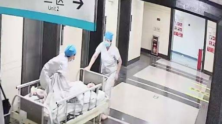 一场惊心动魄的分娩:胎儿脐带脱垂,护士跪着托举16分钟 一场惊心动魄的分娩:胎儿脐带脱垂,护士跪着托举16分钟