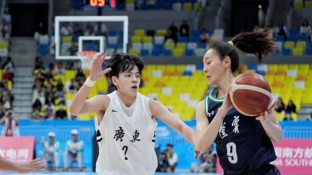 广东女篮大胜辽宁队，15日晚冲击冠军