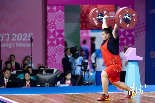 黑龙江李闫在最后一把挺举报靶180公斤并一举成功,成功逆转战胜强大的对手李雯雯。