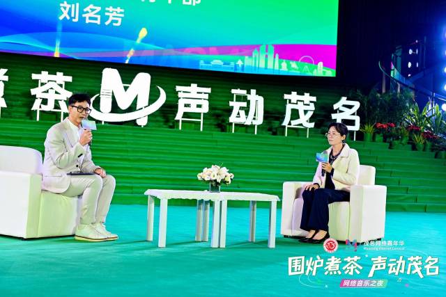 信宜村干部刘名芳一句“我不是英雄,我只是做好了自己本职工作”,引发了现场雷鸣般的掌声。 信宜村干部刘名芳一句“我不是英雄,我只是做好了自己本职工作”,引发了现场雷鸣般的掌声。