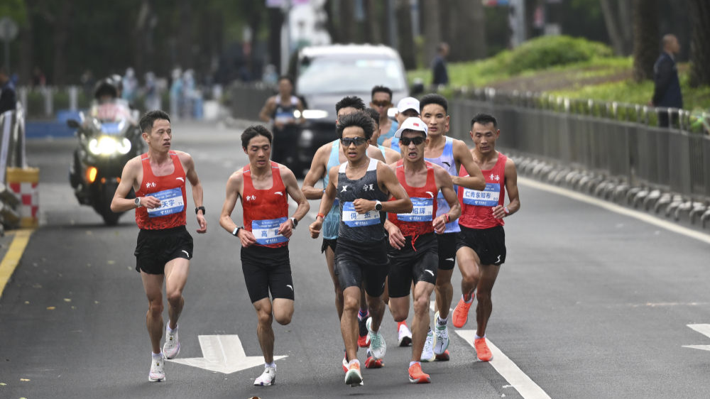 全运会历史首个跨境马拉松何杰夺冠