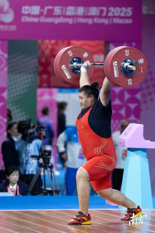 黑龙江李闫第三次挺举。