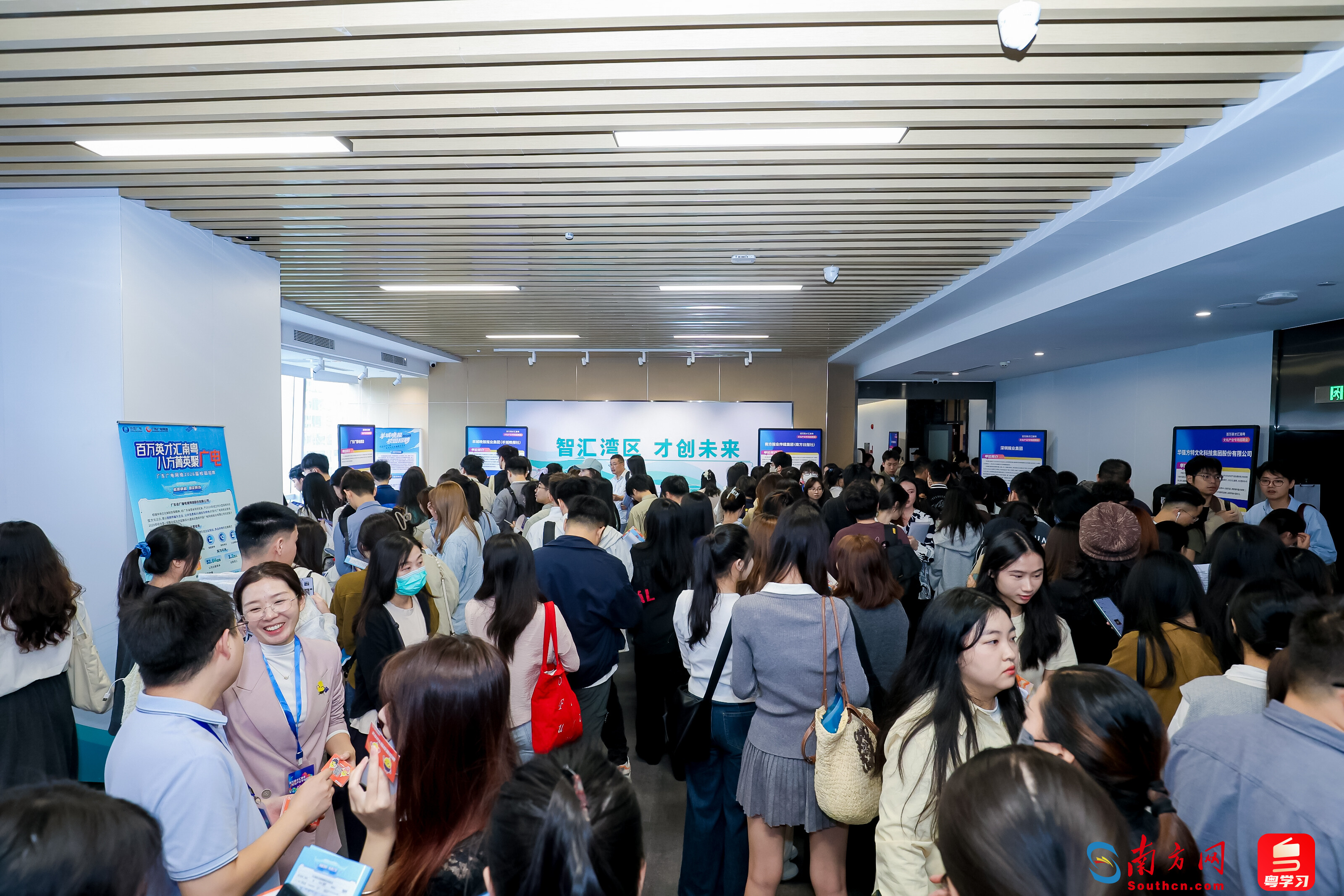 招聘会现场人头攒动。主办方供图。