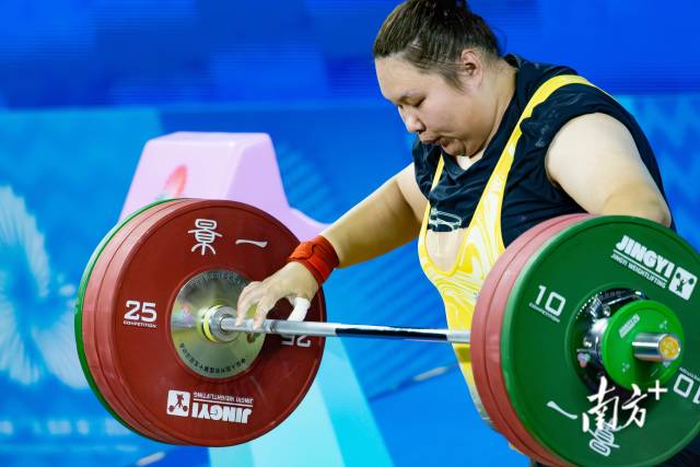 两届奥运金牌得主李雯雯在最后两把挺举中均失败,遗憾落败。