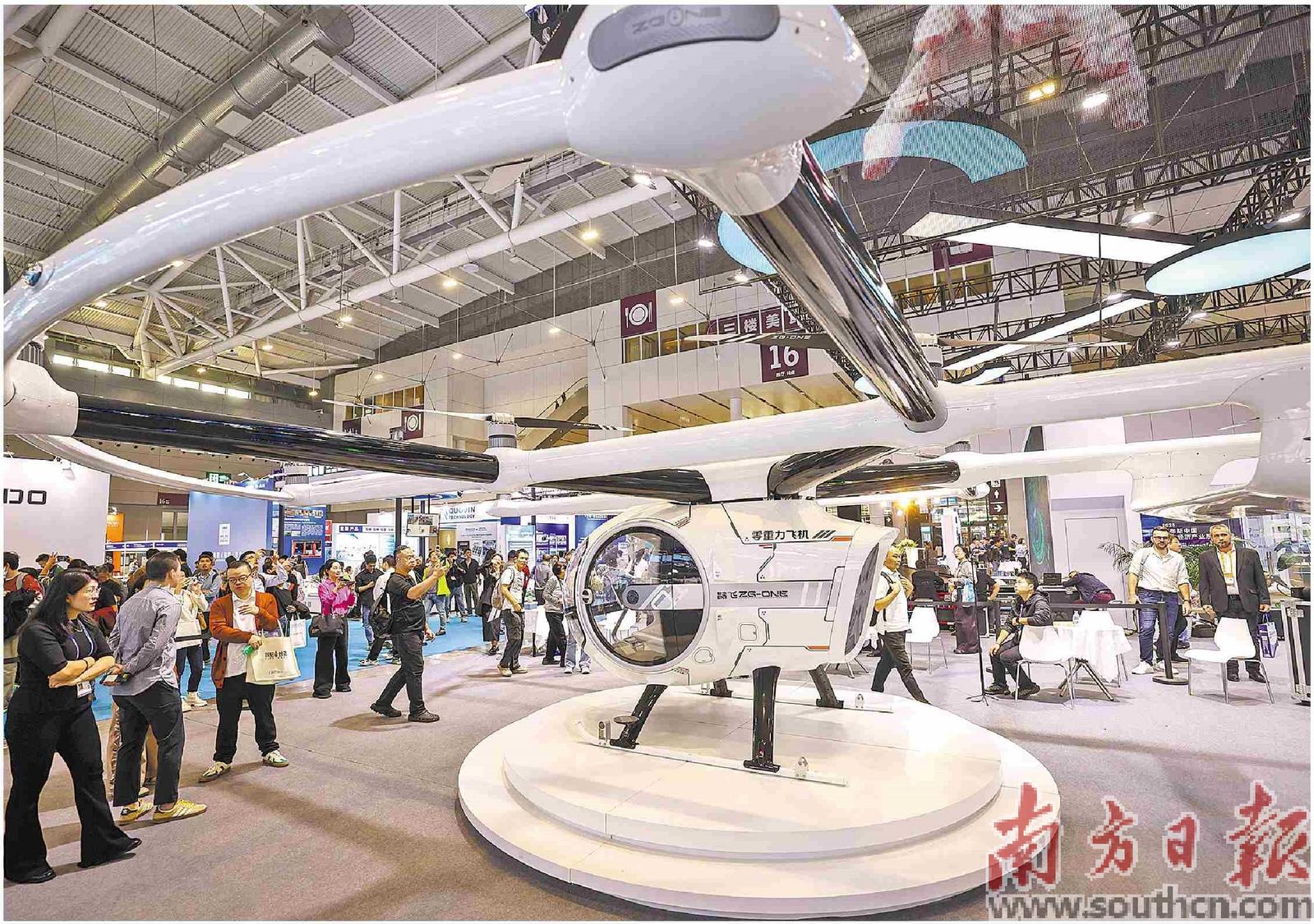 第二十七届中国国际高新技术成果交易会在深圳国际会展中心开幕。图为eVTOL飞行器展示。 南方日报记者 朱洪波 摄