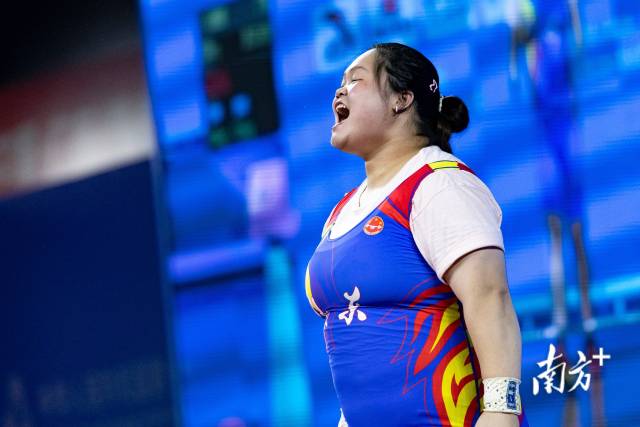 广东选手肖秀媚在比赛中抓举成功后怒吼宣泄。