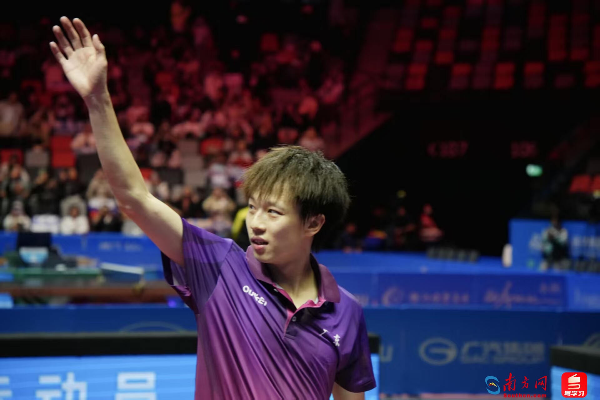 林高远获胜后向观众致意。