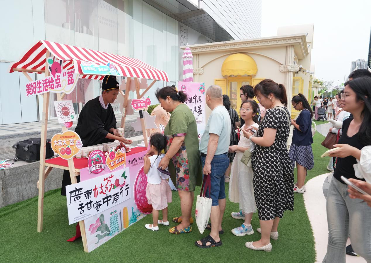 广东荔枝品鉴推介和快闪活动走进郑州核心商圈、网红创意园、街市早餐店等地。