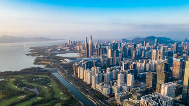 深圳街头频现“挪不开脚”经典场面！网友直呼：科技浓度超标
