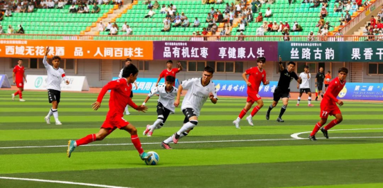 在岳普湖县体育中心主球场，新疆喀什岳普湖县代表队对战塔吉克斯坦国家足球学院代表队。