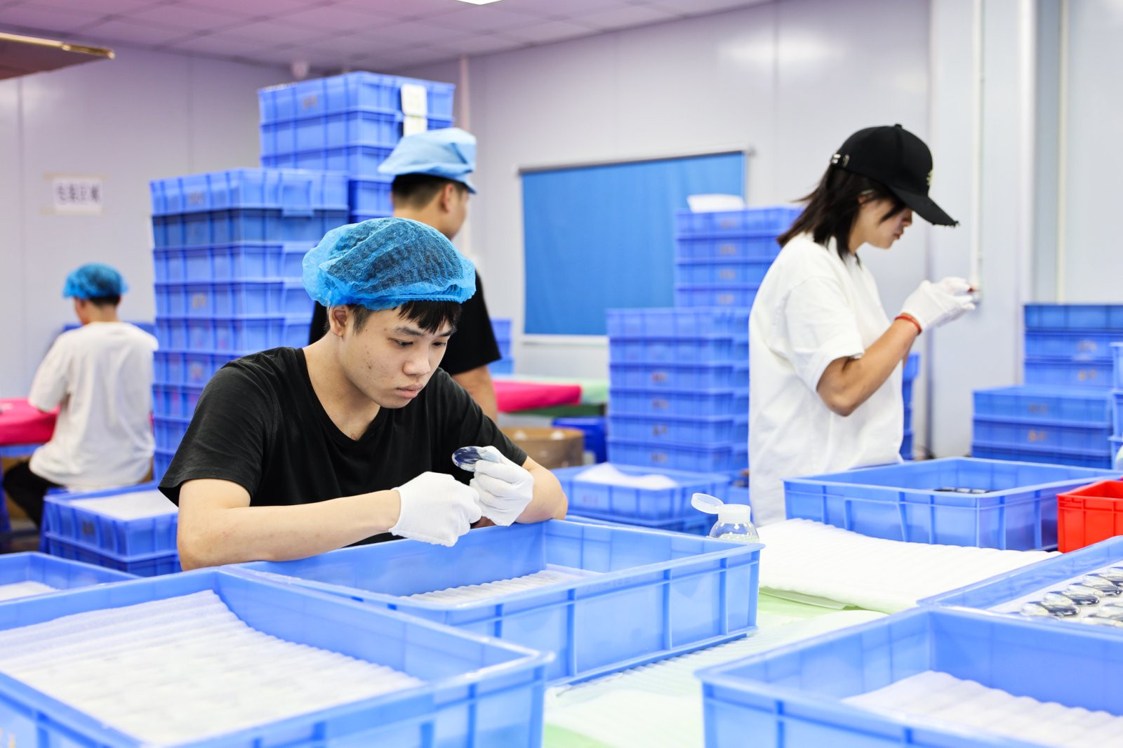 谷子产品生产出来后，工厂工人对产品进行仔细质检。展钊|摄