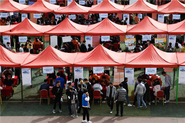 这是青海省2021届高校毕业生春季校园招聘会现场（2021年3月24日摄）。新华社记者 张龙 摄