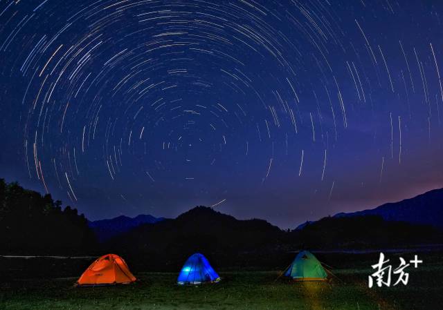 9月25日，清远市连南瑶族自治县板洞水库，晴朗夜空星轨灿烂。 罗敏 摄