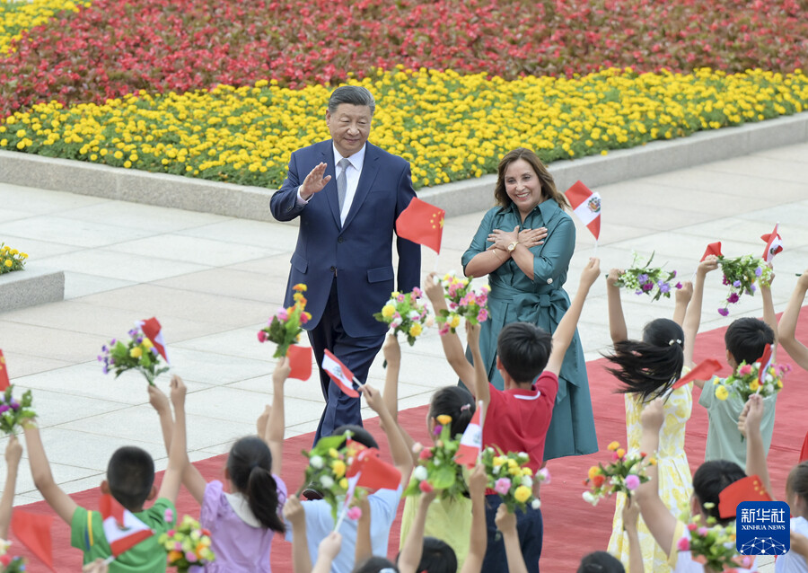 　　6月28日下午，国家主席习近平在北京人民大会堂同来华进行国事访问的秘鲁总统博鲁阿尔特举行会谈。这是会谈前，习近平在人民大会堂东门外广场为博鲁阿尔特举行欢迎仪式。新华社记者 高洁 摄