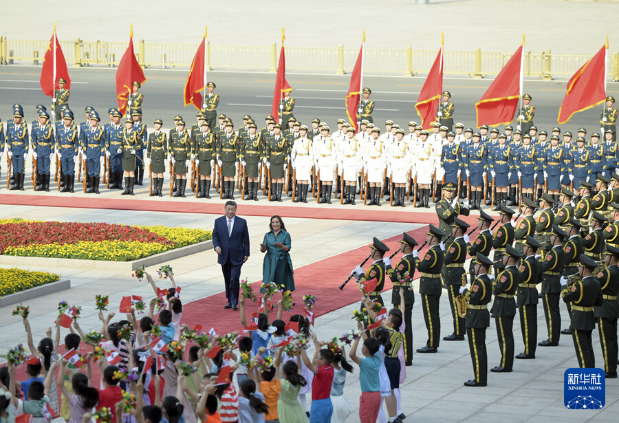 　　6月28日下午，国家主席习近平在北京人民大会堂同来华进行国事访问的秘鲁总统博鲁阿尔特举行会谈。这是会谈前，习近平在人民大会堂东门外广场为博鲁阿尔特举行欢迎仪式。新华社记者 高洁 摄