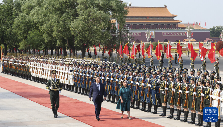 　　6月28日下午，国家主席习近平在北京人民大会堂同来华进行国事访问的秘鲁总统博鲁阿尔特举行会谈。这是会谈前，习近平在人民大会堂东门外广场为博鲁阿尔特举行欢迎仪式。新华社记者 丁林 摄