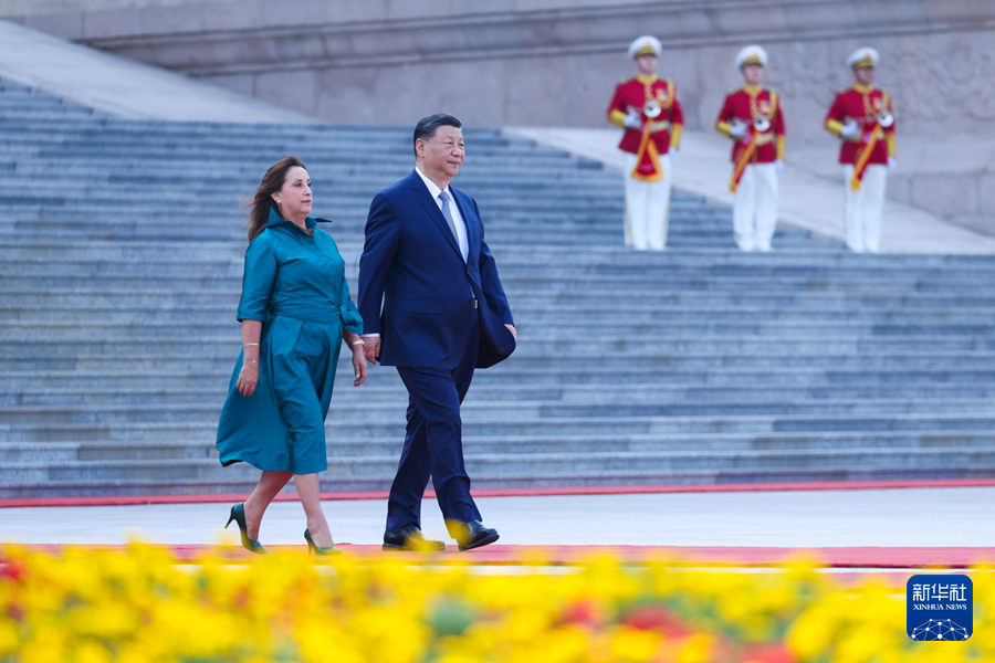 　　6月28日下午，国家主席习近平在北京人民大会堂同来华进行国事访问的秘鲁总统博鲁阿尔特举行会谈。这是会谈前，习近平在人民大会堂东门外广场为博鲁阿尔特举行欢迎仪式。新华社记者 刘彬 摄