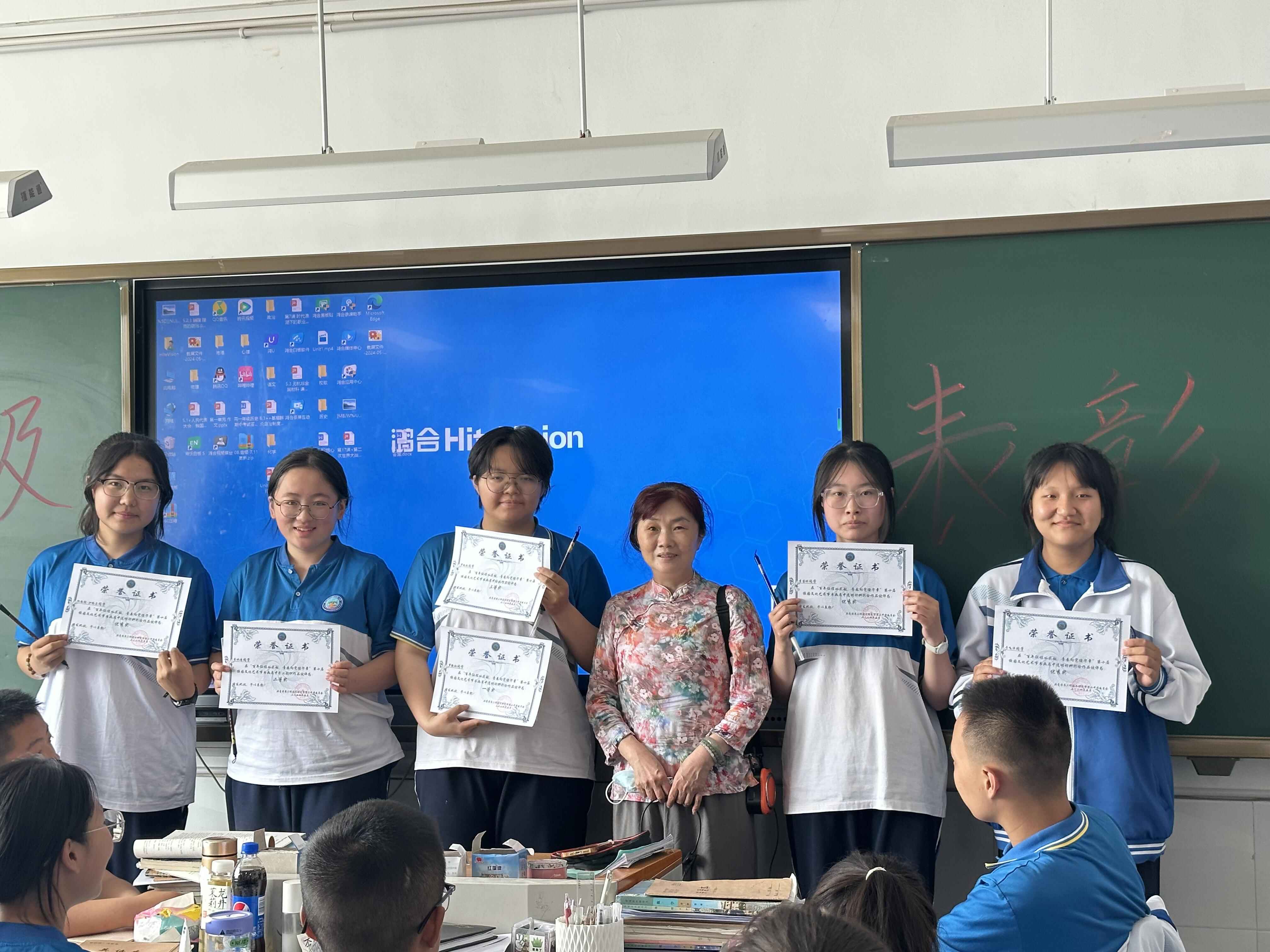 肖韵伶与部分结对学生合影（受访者供图）