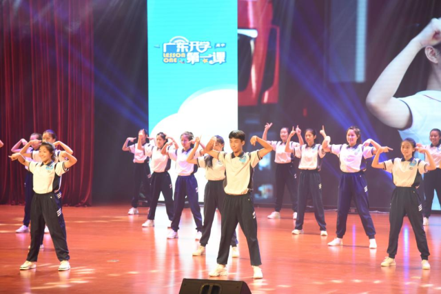 学校舞蹈队学生进行消防操表演