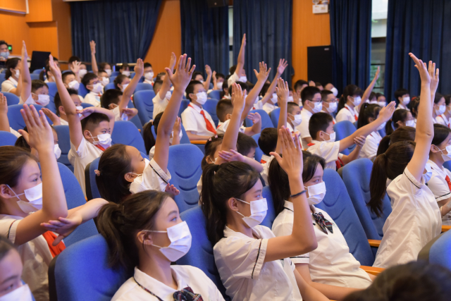 同学们举手参与现场互动问答