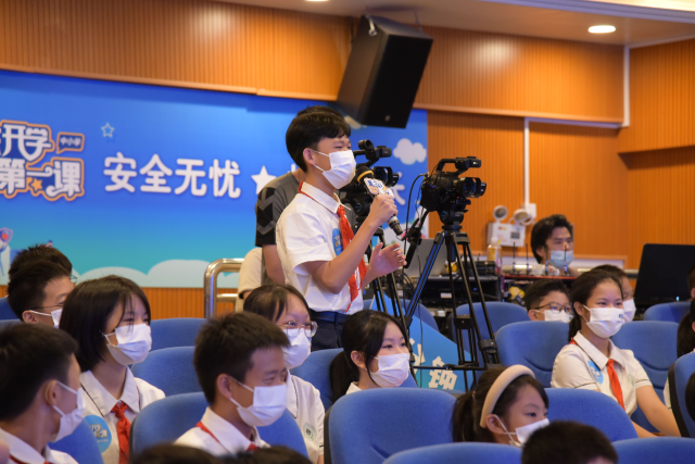 同学积极发言回答问题