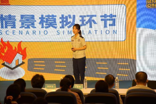 消防宣讲员讲解火场自救知识