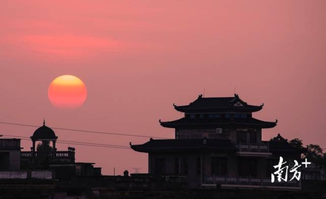 9月17日傍晚，一轮火红的太阳缓缓降落到开平市碉楼之上，画面非常唯美。谢绍敏 摄