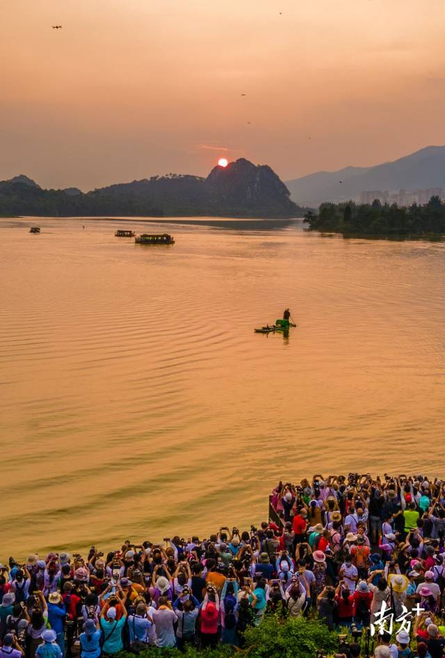 9月16日，临近秋分时节，肇庆市星湖景区内，夕阳像一颗“金丹”徐徐落下，形成“卧佛含丹”美景，绝美的夕阳照亮了整个湖面，吸引众多摄影爱好者围观打卡。获得生命 摄
