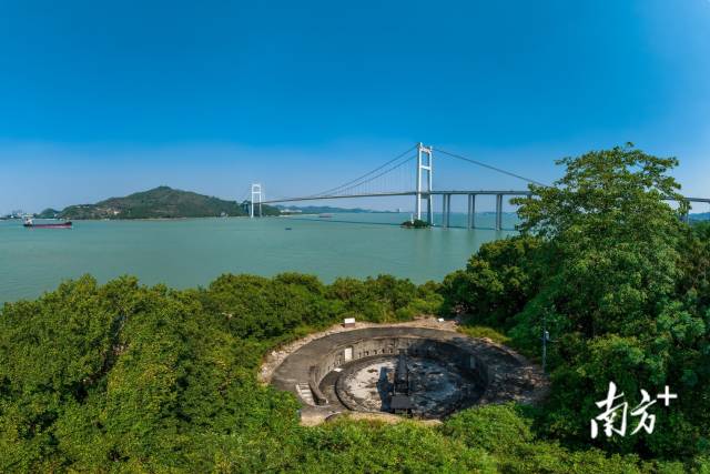 9月14日，广州南沙碧海蓝天，安静的横档岛炮台与繁忙的虎门大桥相映生辉。阿基 摄