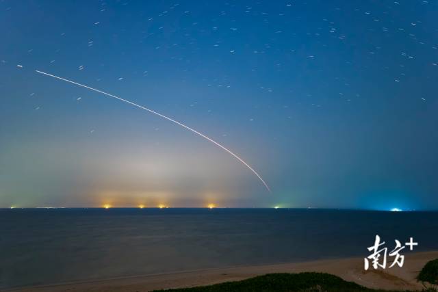 9月13日晚，茂名市电白虎头山，拍摄长征七号改遥五运载火箭从海南文昌航天发射场升空，通透的夜空留下美丽轨迹。阿响 摄