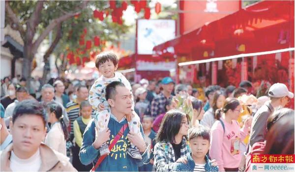 西湖花市開市當(dāng)日人山人海。地鐵巴士都能直達(dá)購物點(diǎn)，N視頻記者 馮宙鋒 梁煒培 張志韜 黎湛均 任磊斌 吳澤嘉</p>進(jìn)行花卉的集中展示與銷售。欖雕、安全防火等方面全力做好保障工作并備有緊急應(yīng)對預(yù)案，”</p><p style=