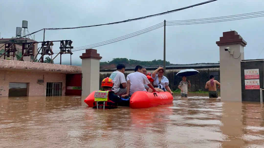 【阳江】强降水致多地居民被困 消防队员紧急救援