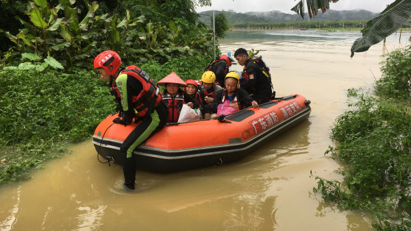 清远持续暴雨致多地内涝房屋被淹 拉梯、救生绳索齐出动