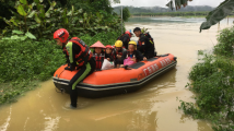 清远持续暴雨致多地内涝房屋被淹 拉梯、救生绳索齐出动 清远持续暴雨致多地内涝房屋被淹 拉梯、救生绳索齐出动