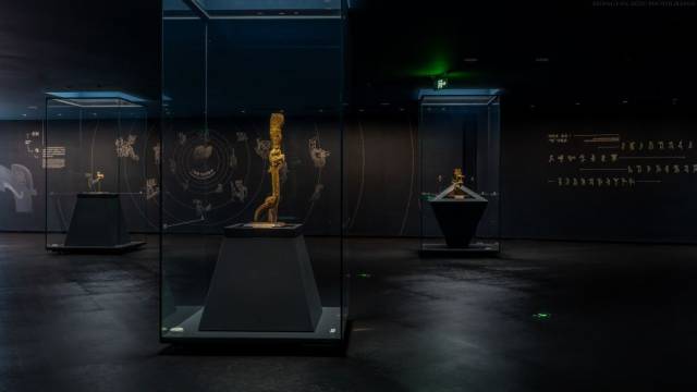 三星堆博物馆之前展出的青铜鸟脚人像残部