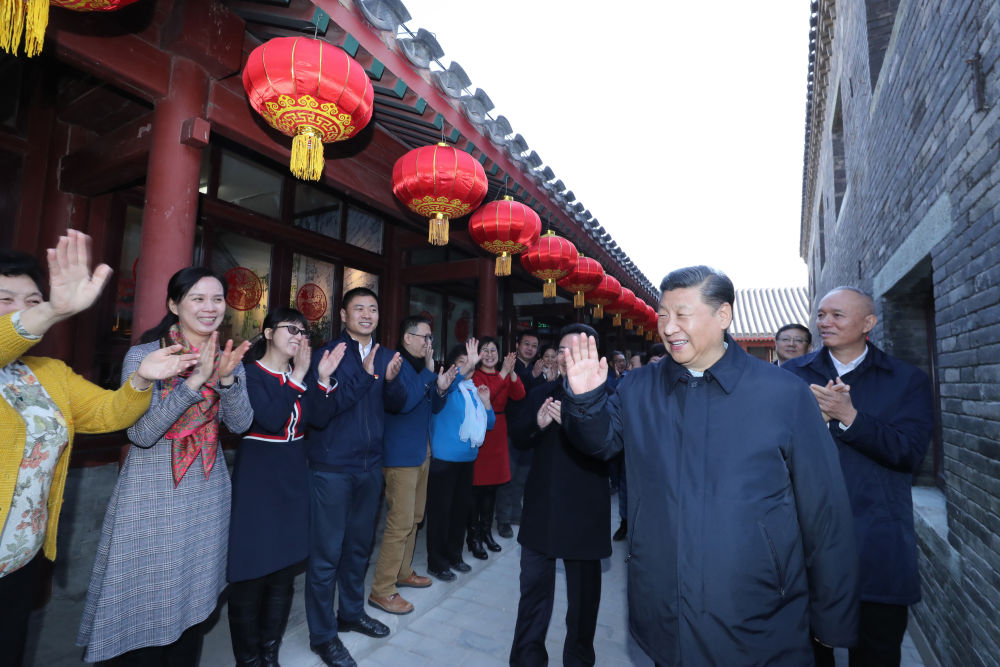 2019年2月1日，习近平来到北京前门东区草厂四条胡同看望慰问群众。