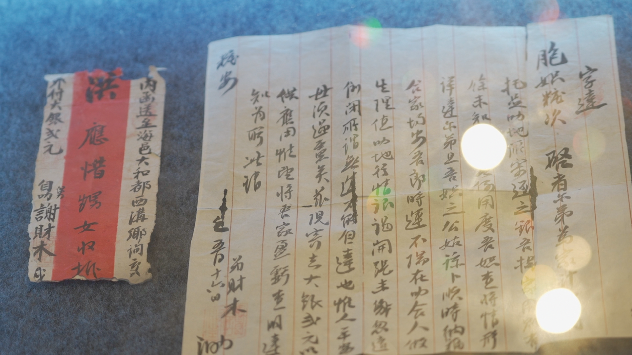 广东侨批历史文化展在泰开幕华侨代表现场赠数百回批