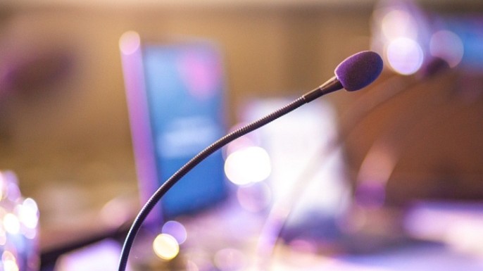 警方通报老人坐门口吃橘子被打倒：因养狗发生冲突，双方均有受伤