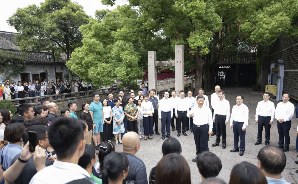 这是7月6日上午，习近平在苏州平江历史文化街区，同当地居民和游客亲切交流。