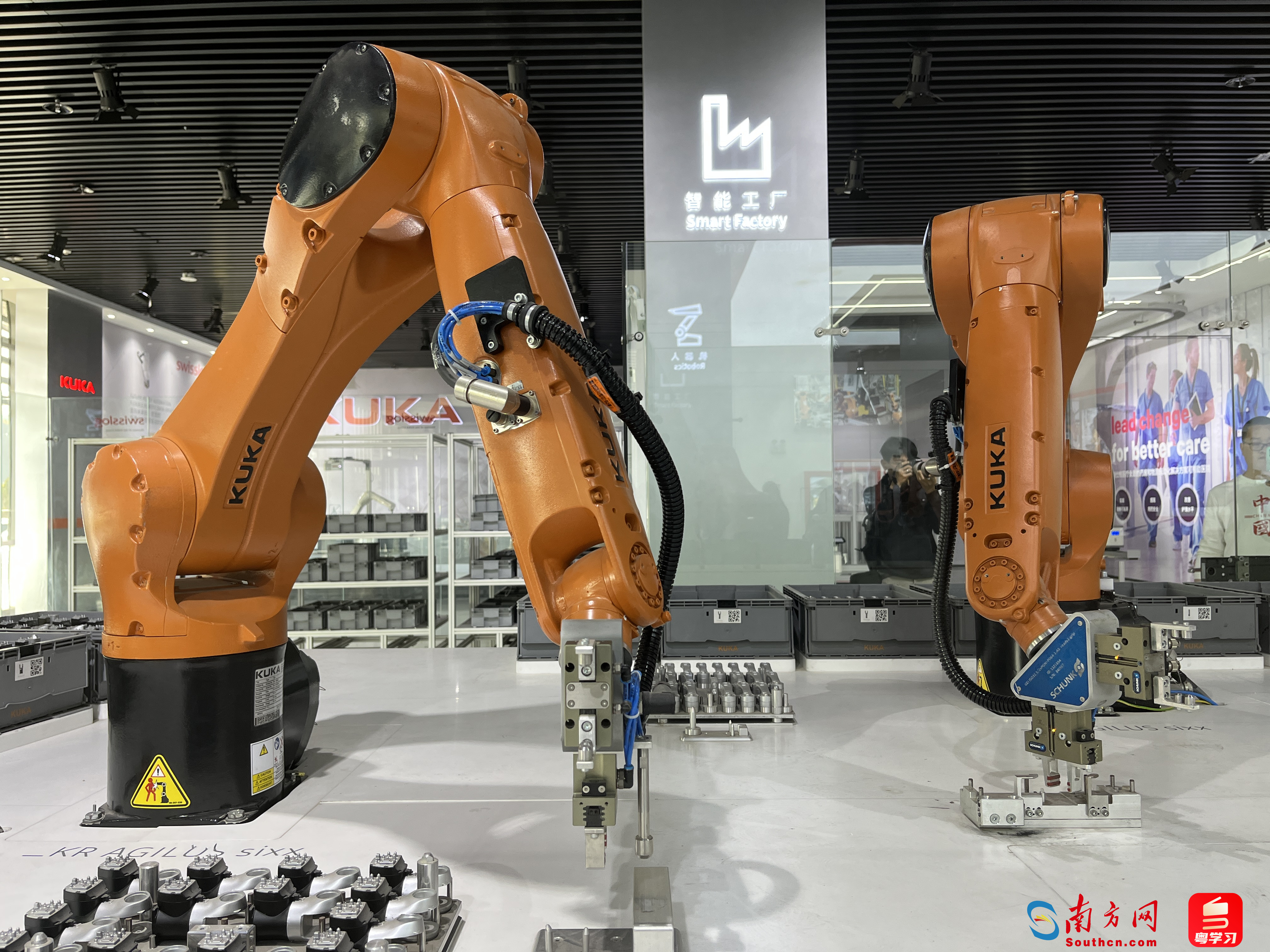 库卡生产重载机器人的<strong>鼎盛娱乐公司总部客服</strong>全自动化产线演示。