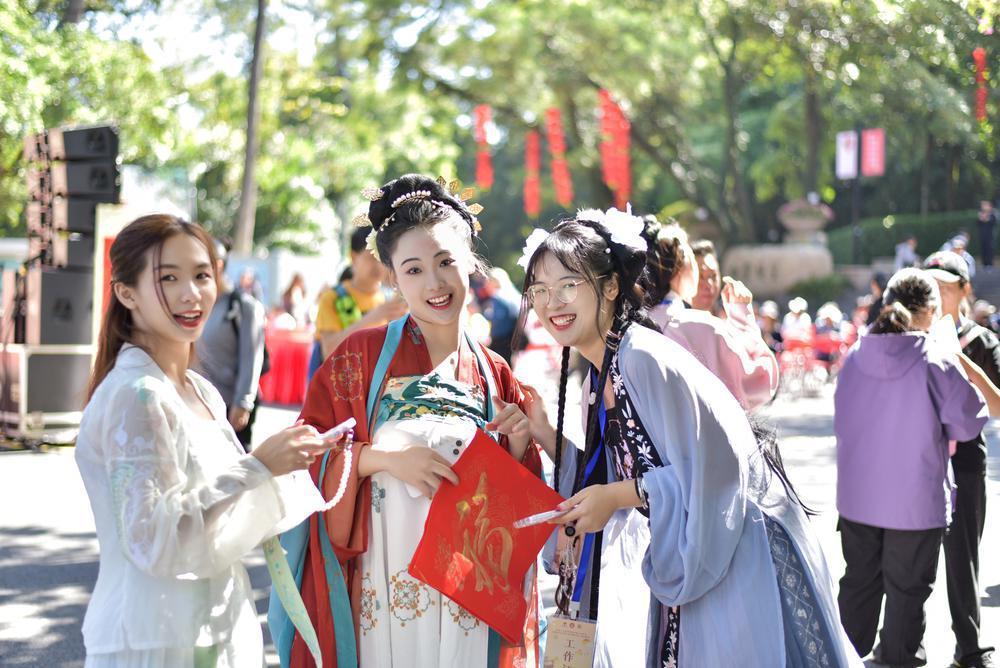 Hanfu, traditional Chinese clothing, and the young people in Hong Kong  reviving it