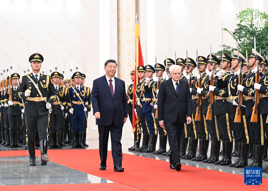 　　11月8日下午，国家主席习近平在北京人民大会堂同来华进行国事访问的意大利总统马塔雷拉举行会谈。这是习近平在人民大会堂北大厅为马塔雷拉举行欢迎仪式。新华社记者 申宏 摄