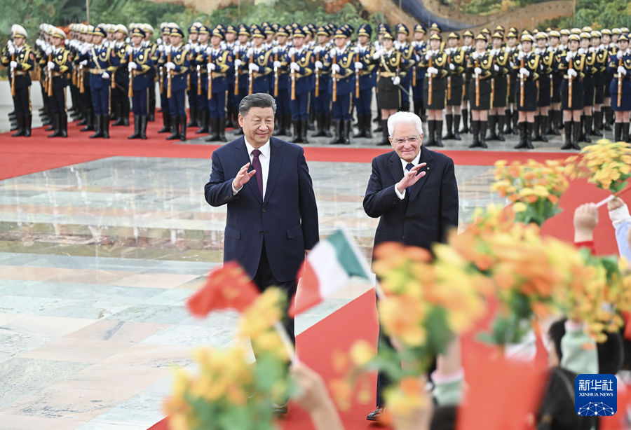 　　11月8日下午，国家主席习近平在北京人民大会堂同来华进行国事访问的意大利总统马塔雷拉举行会谈。这是习近平在人民大会堂北大厅为马塔雷拉举行欢迎仪式。新华社记者 殷博古 摄