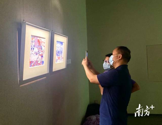 市民在潮州市美术馆观赏作品展。肖燕菁 摄