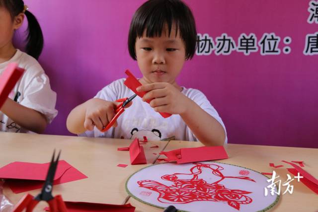 潮州将非遗融入书香节活动。图为小朋友体验潮州剪纸。黄敏璇 摄