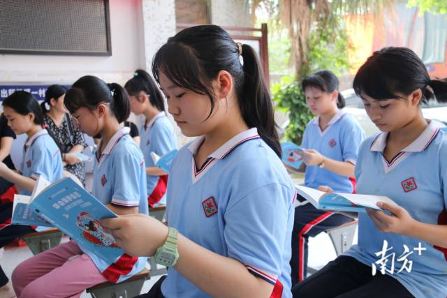 在潮州枫溪一村，学生们认真阅读科普书籍。受访者供图