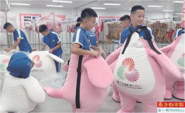 9月10日，武校的小演员们第一次试穿吉祥物服装。