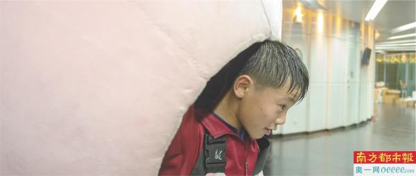 2025年12月6日，广州塔二层。“乐融融”扮演者刘昕阳卸下吉祥物头套，他的头发已被汗水浸透。当晚，是鹅坡少年在广州的最后一场表演。