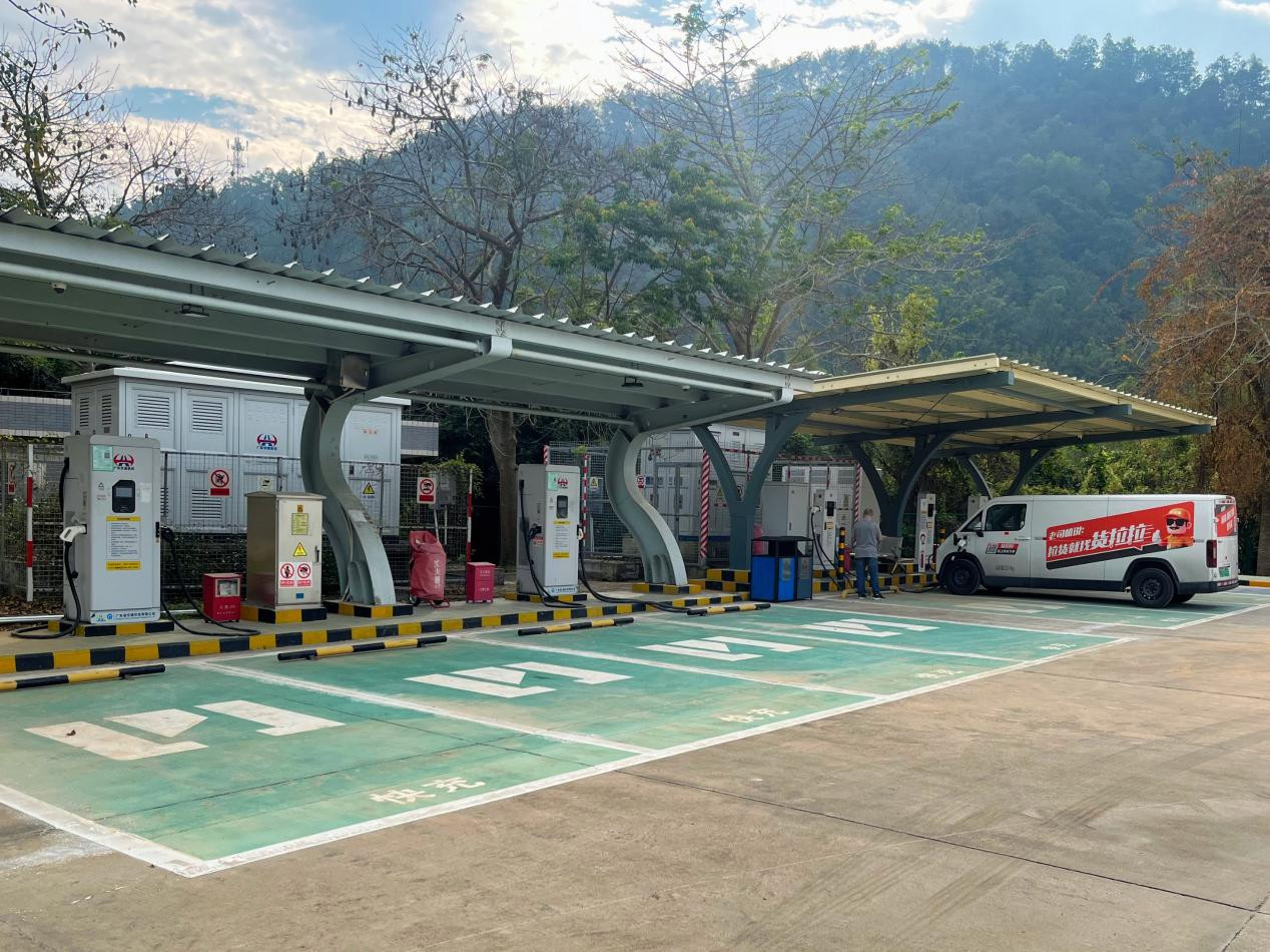 司乘人员在停车区为车辆充电(摄影:郑文俊)