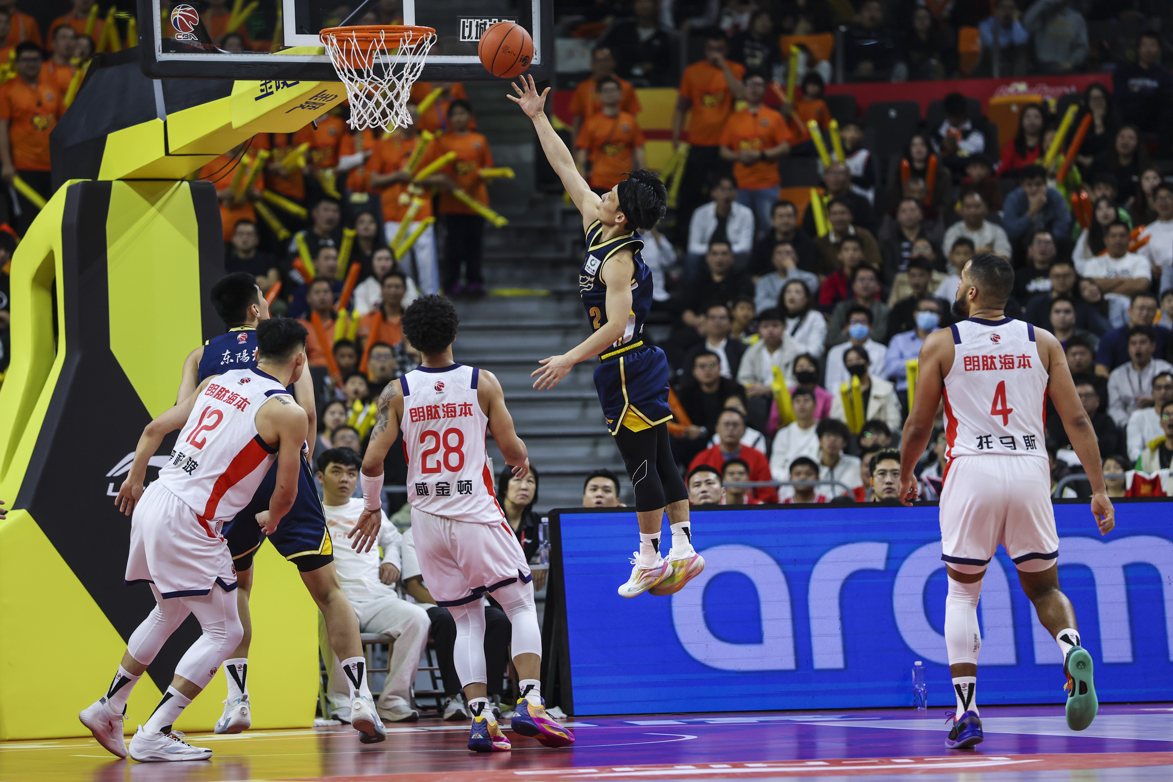 在对阵广州男篮的比赛中，广东男篮队员徐杰带球上篮。图源：新华社